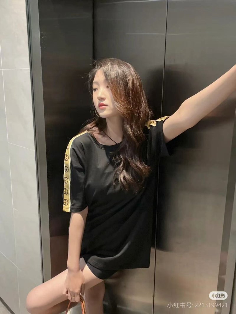 Gucci Black T-Shirt with Gold Stripe Sleeve