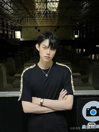 Gucci Black T-Shirt with Gold Stripe Sleeve view 5