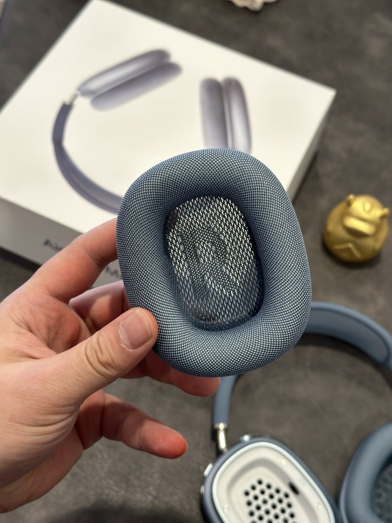 Apple AirPods Pro Max Blue USB-C 1:1 Replica view