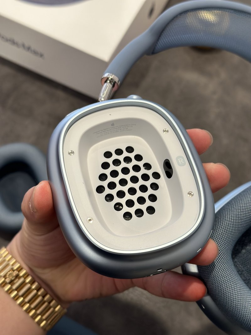 Apple AirPods Pro Max Blue USB-C 1:1 Replica view