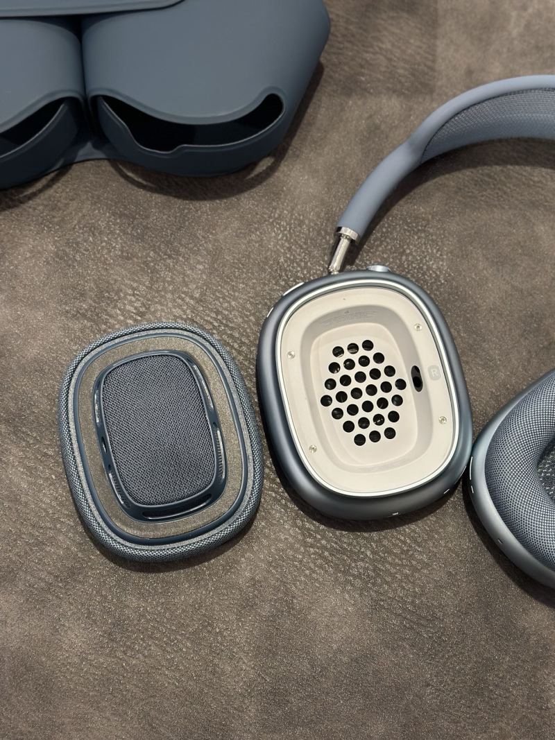Apple AirPods Pro Max Blue USB-C 1:1 Replica view