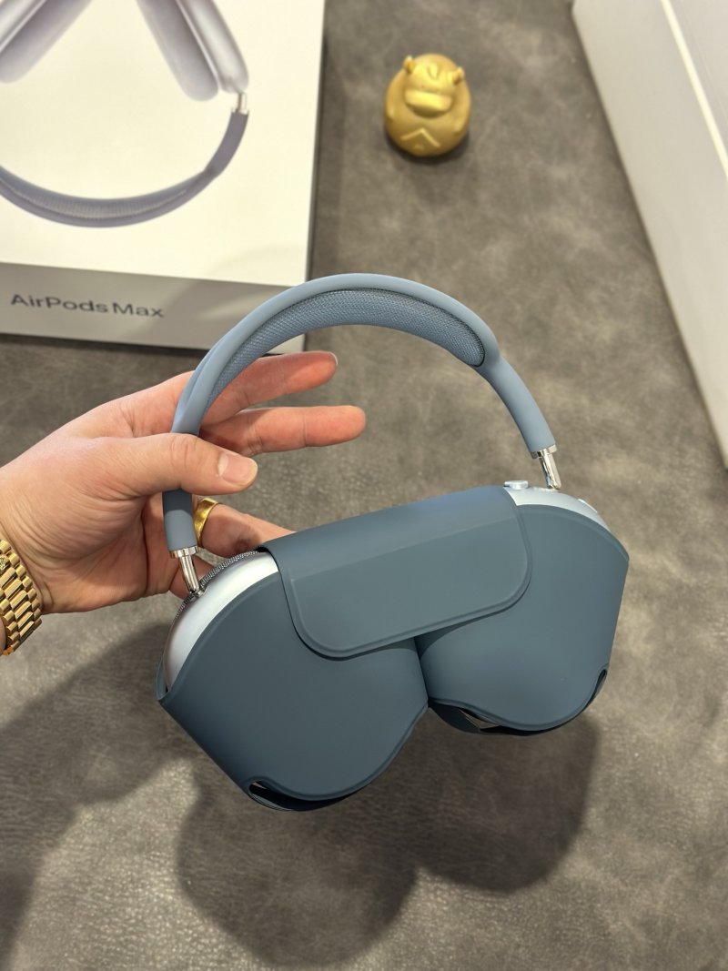 Apple AirPods Pro Max Blue USB-C 1:1 Replica view
