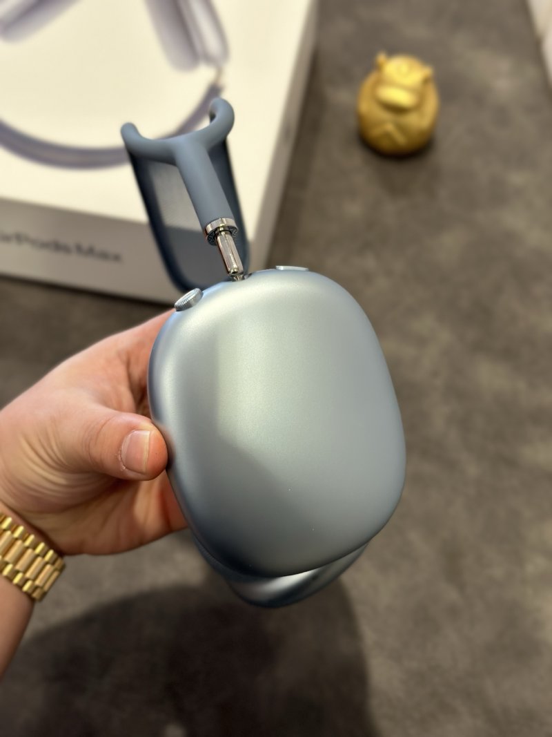 Apple AirPods Pro Max Blue USB-C 1:1 Replica view