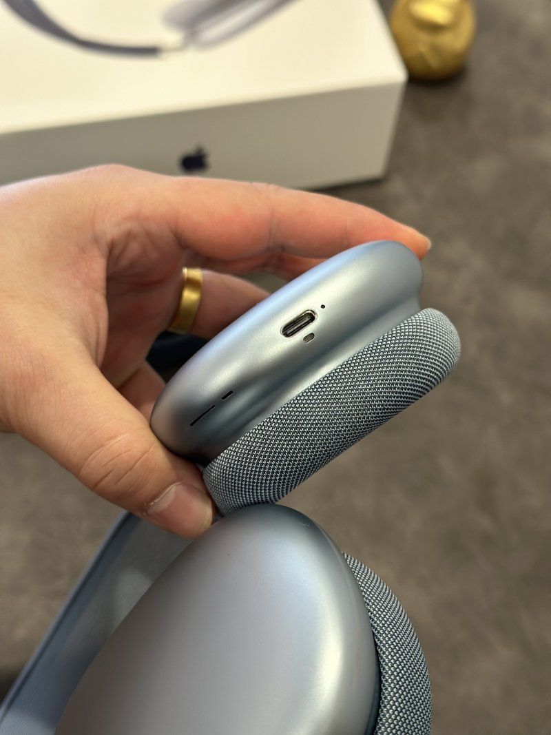 Apple AirPods Pro Max Blue USB-C 1:1 Replica view