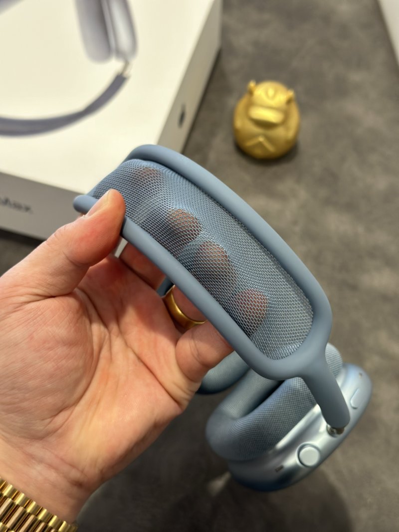 Apple AirPods Pro Max Blue USB-C 1:1 Replica view