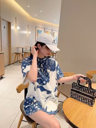 Louis Vuitton Monogram Tie-Dye Blue & White T-Shirt view 4
