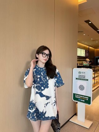 Louis Vuitton Monogram Tie-Dye Blue & White T-Shirt view 5