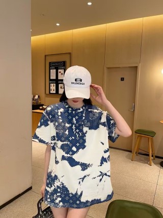 Louis Vuitton Monogram Tie-Dye Blue & White T-Shirt view 6