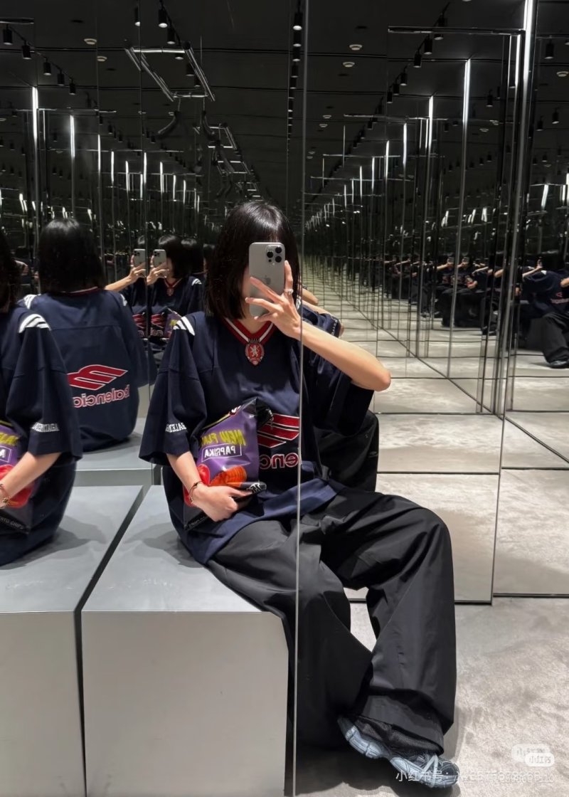 Balenciaga Navy Logo Oversized Short-Sleeve T-Shirt view