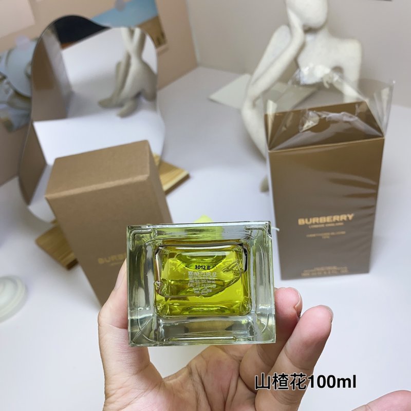 Burberry Hawthorn Bloom Eau de Parfum 100ml view