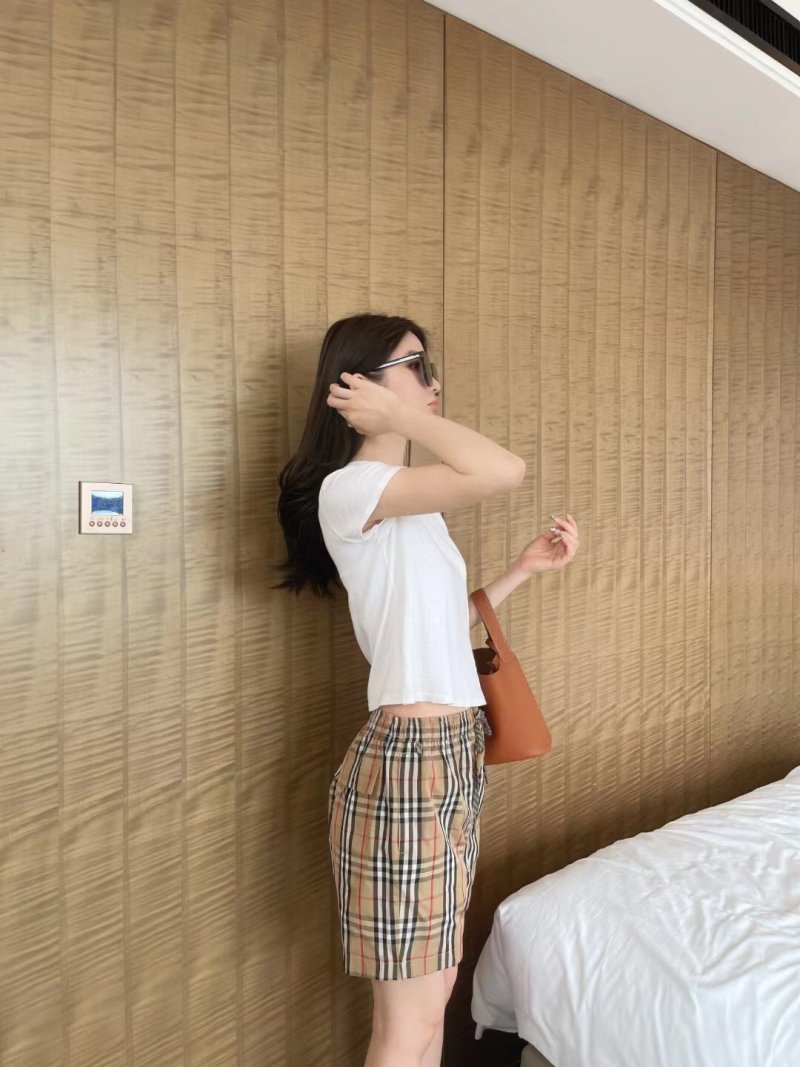 Burberry Check Plaid Shorts Beige Black Red view