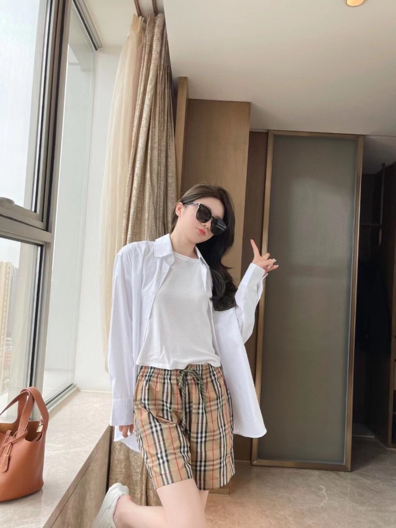 Burberry Check Plaid Shorts Beige Black Red view