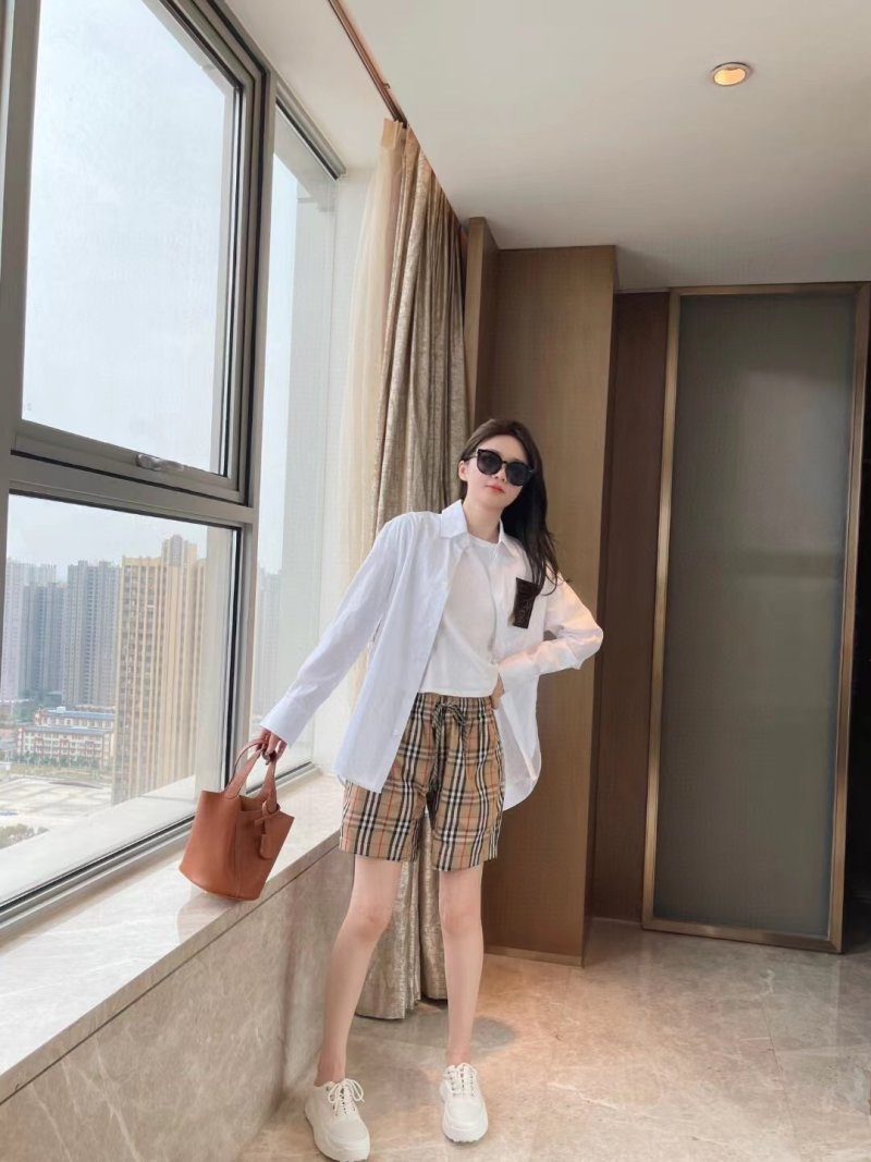 Burberry Check Plaid Shorts Beige Black Red view