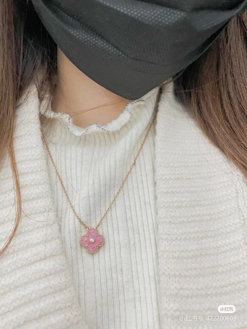 Van Cleef & Arpels Clover Pendant Necklace - Cherry Blossom Pink view