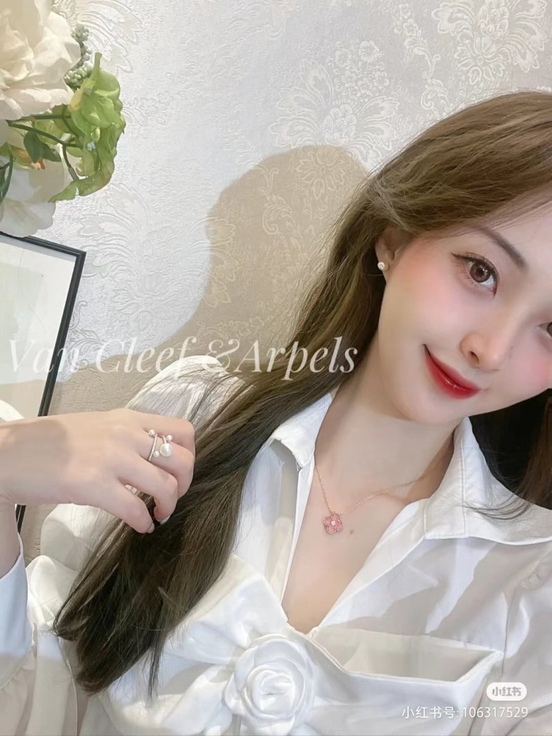 Van Cleef & Arpels Clover Pendant Necklace - Cherry Blossom Pink view