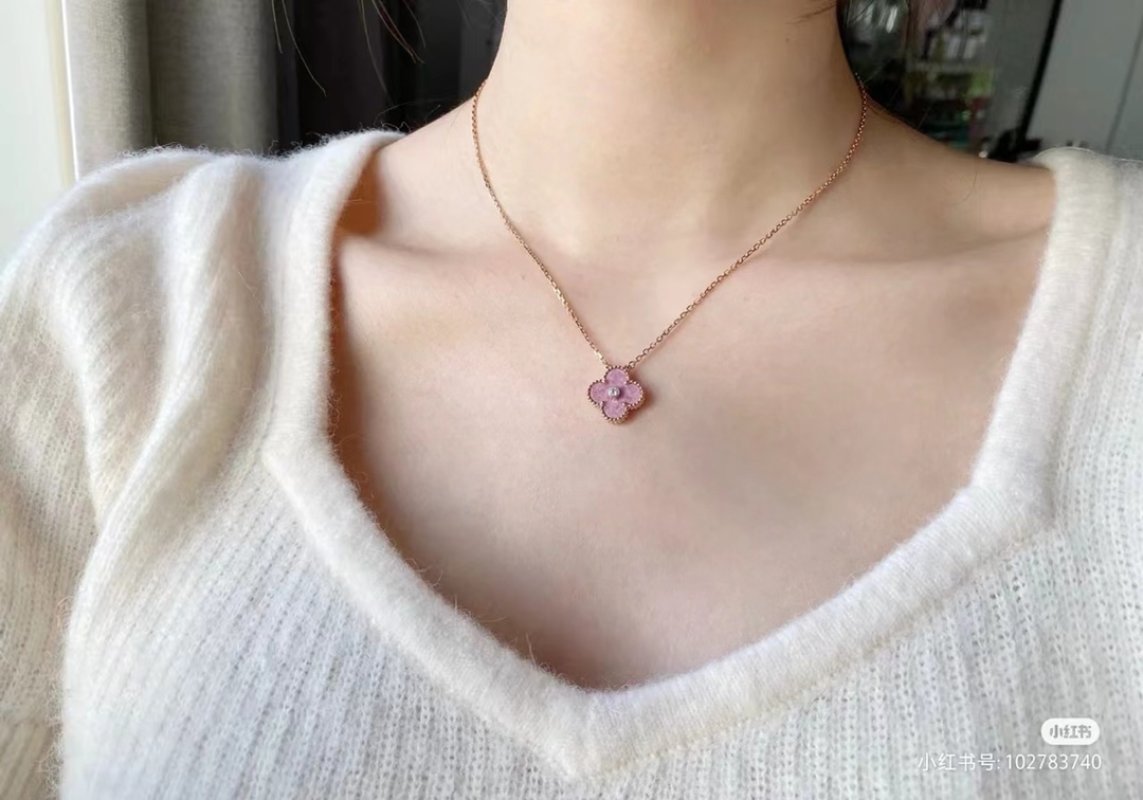 Van Cleef & Arpels Clover Pendant Necklace - Cherry Blossom Pink view