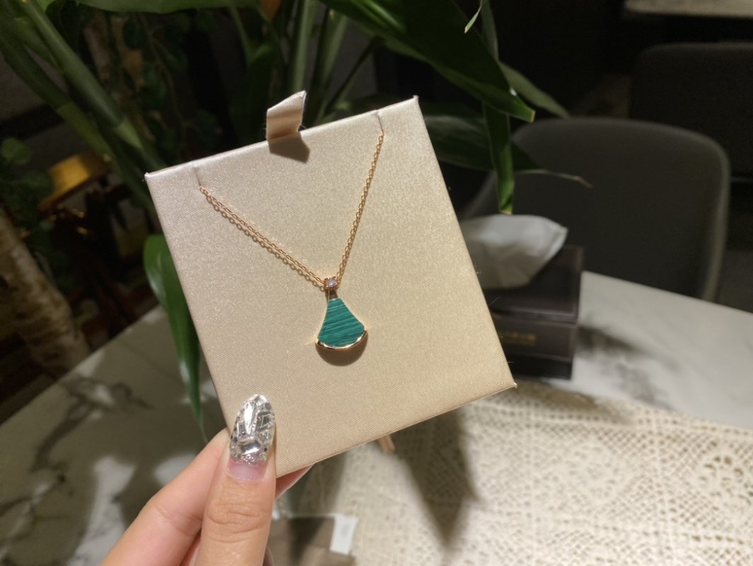Bvlgari Divas Dream Malachite Fan Pendant Necklace Rose Gold