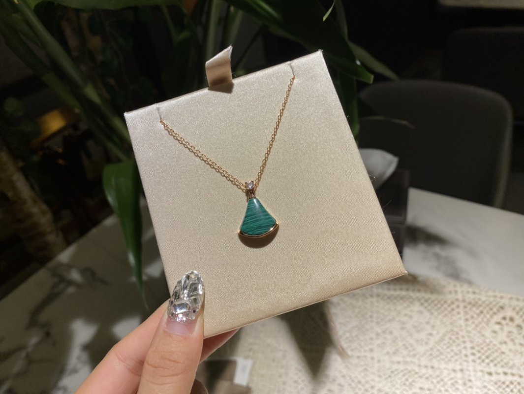 Bvlgari Divas Dream Malachite Fan Pendant Necklace Rose Gold view