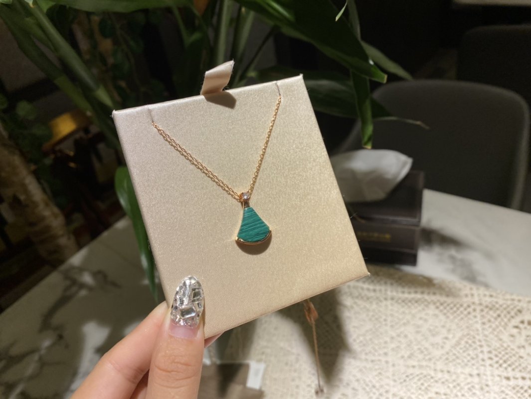 Bvlgari Divas Dream Malachite Fan Pendant Necklace Rose Gold view
