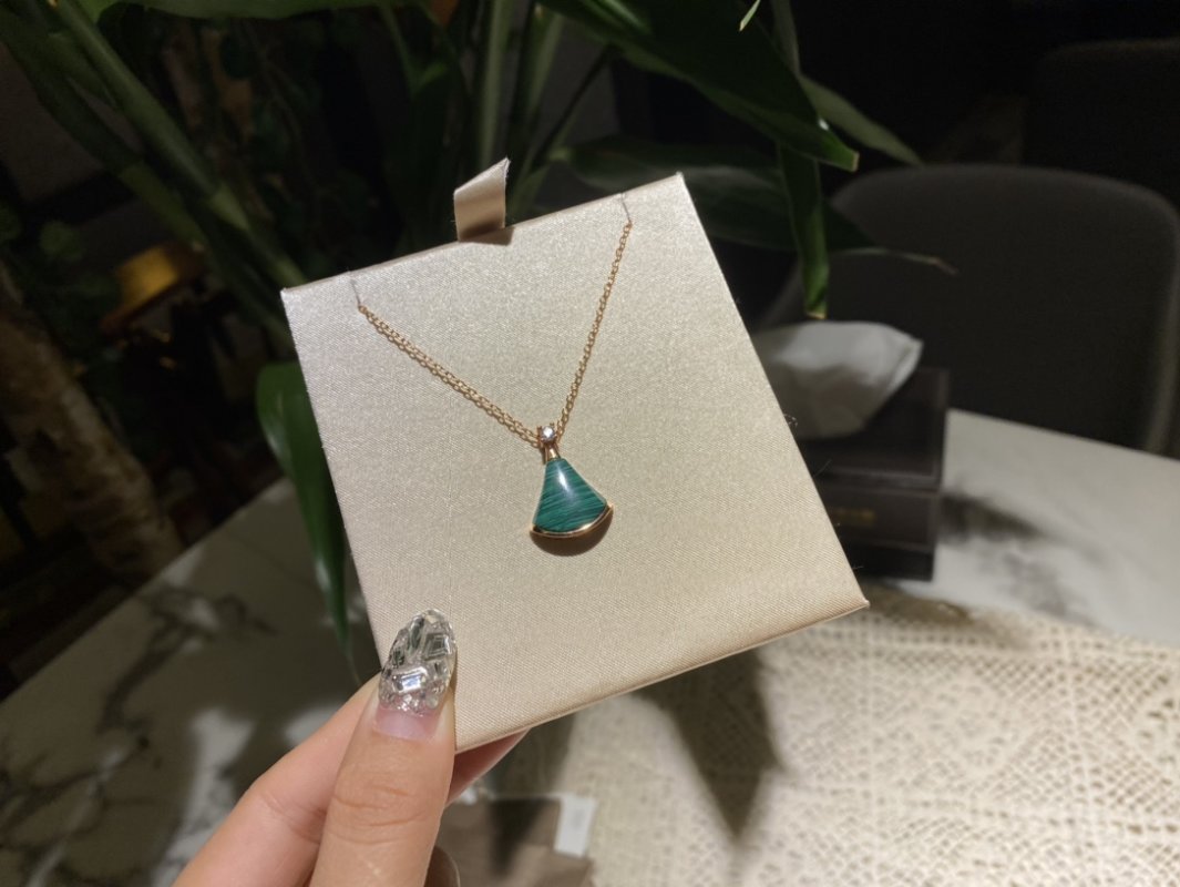 Bvlgari Divas Dream Malachite Fan Pendant Necklace Rose Gold view