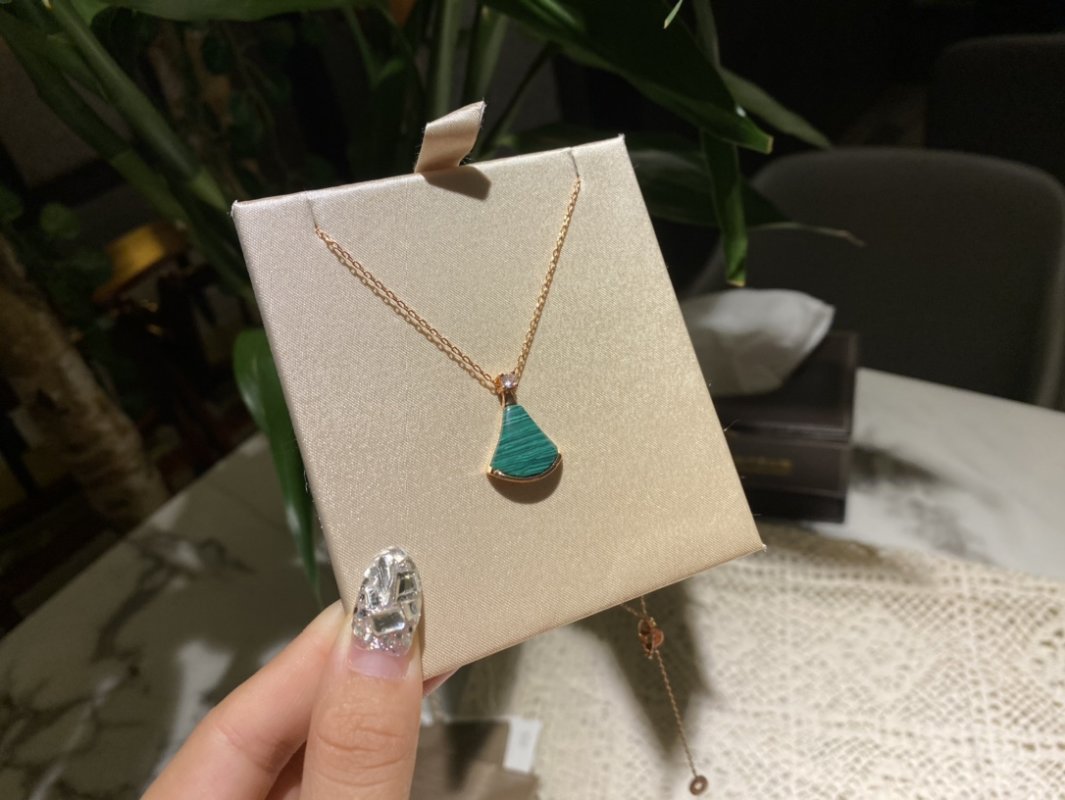 Bvlgari Divas Dream Malachite Fan Pendant Necklace Rose Gold view