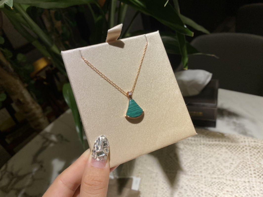 Bvlgari Divas Dream Malachite Fan Pendant Necklace Rose Gold view