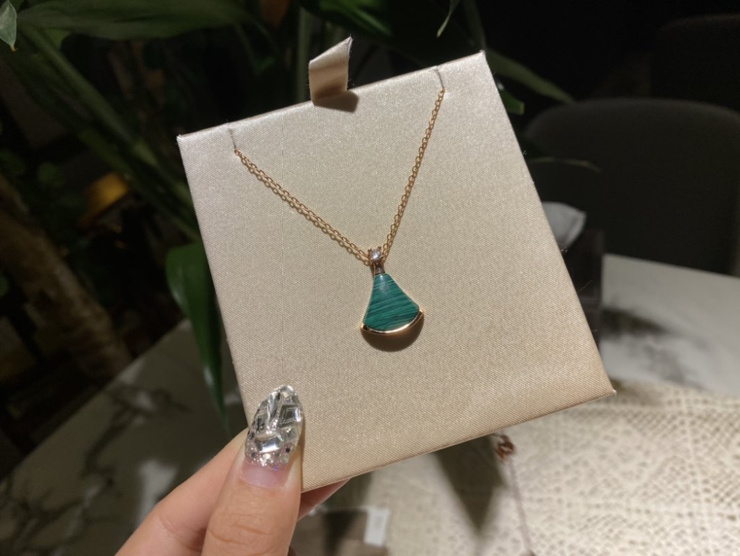 Bvlgari Divas Dream Malachite Fan Pendant Necklace Rose Gold view