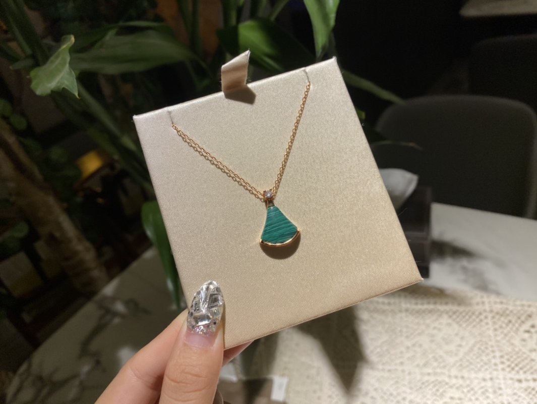 Bvlgari Divas Dream Malachite Fan Pendant Necklace Rose Gold view
