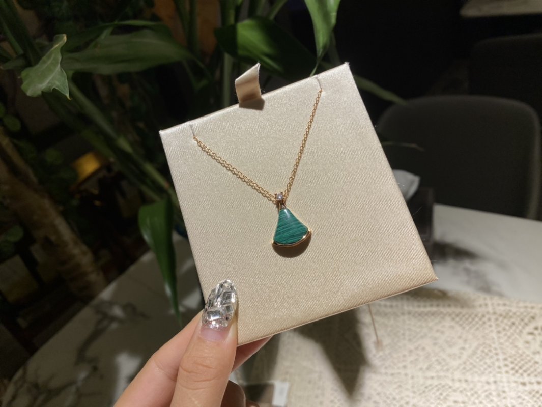Bvlgari Divas Dream Malachite Fan Pendant Necklace Rose Gold view