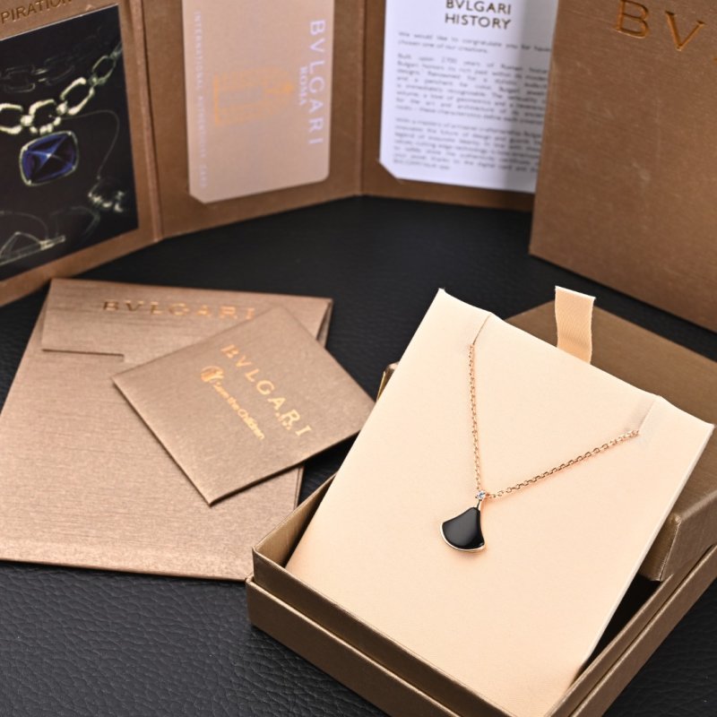 Bvlgari Classic Fan-Shaped Black Onyx Pendant Necklace