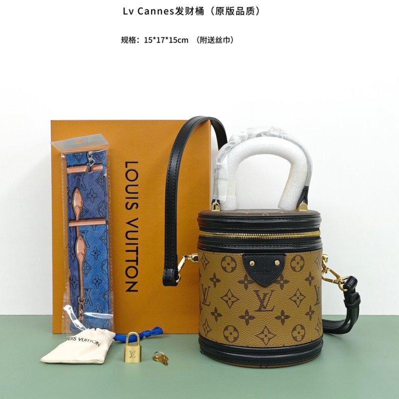 Gucci 1955 Horsebit Shoulder Bag Beige Monogram view