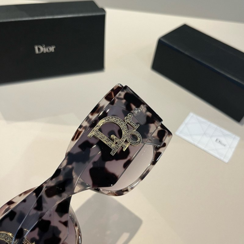 Dior Oversized Square Sunglasses - Tortoiseshell Brown view