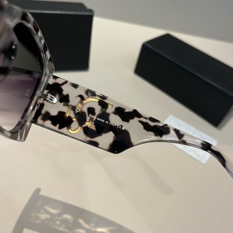 Dior Oversized Square Sunglasses - Tortoiseshell Brown view