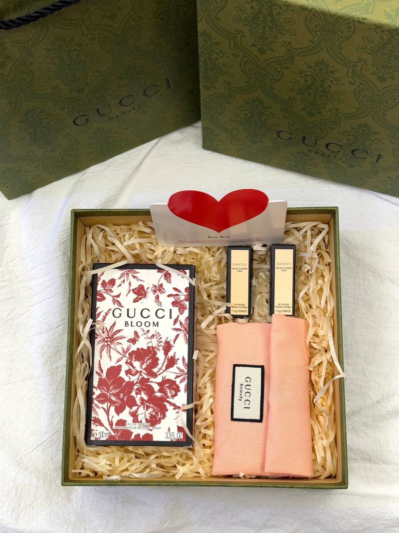 Gucci Blooms Floral Gift Set - Fragrance, Comb & Lipstick view