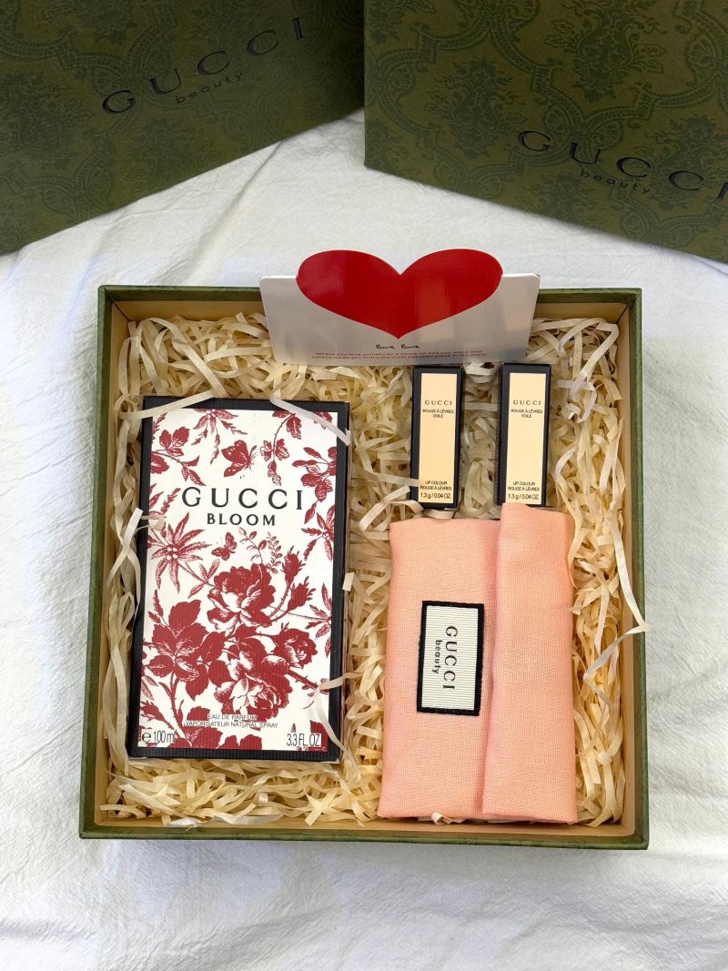 Gucci Blooms Floral Gift Set - Fragrance, Comb & Lipstick view