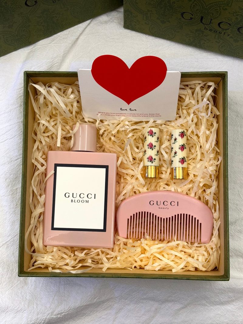 Gucci Blooms Floral Gift Set - Fragrance, Comb & Lipstick view