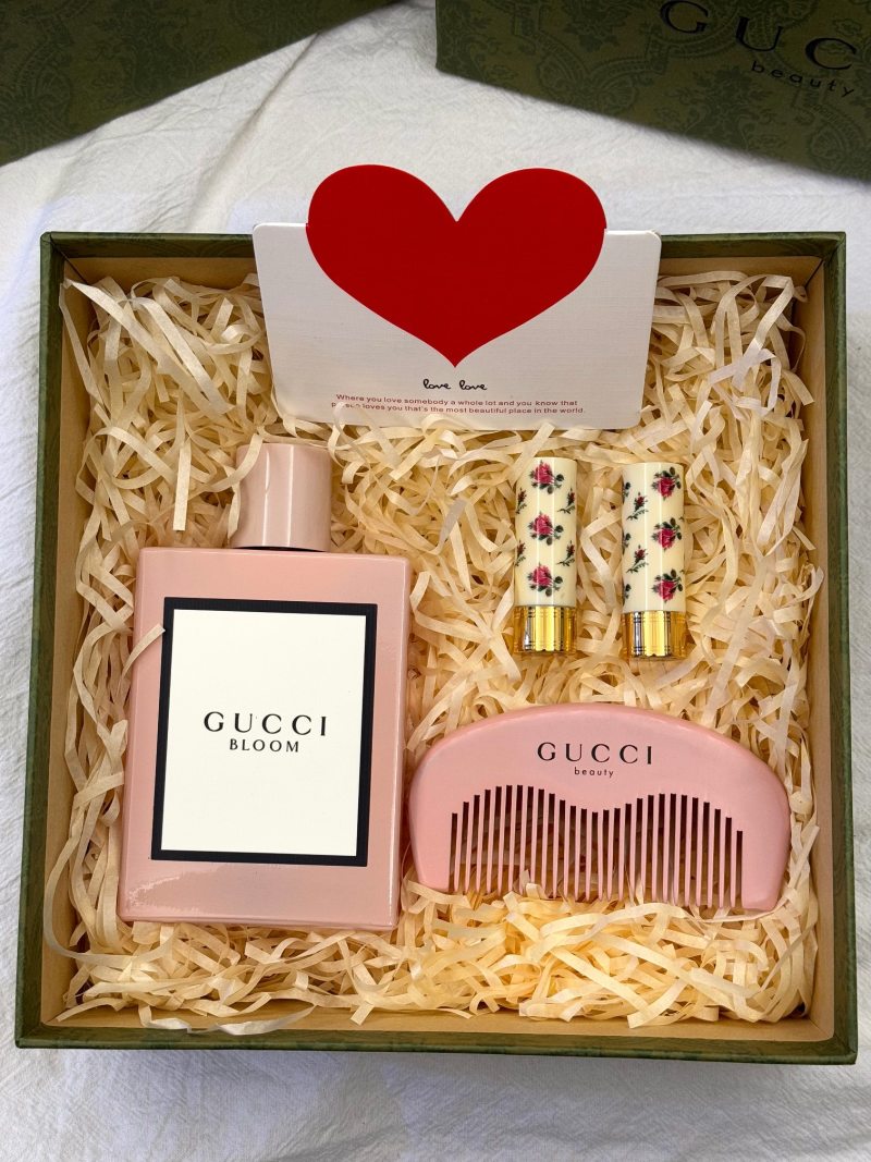 Gucci Blooms Floral Gift Set - Fragrance, Comb & Lipstick view