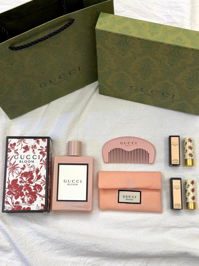 Gucci Blooms Floral Gift Set - Fragrance, Comb & Lipstick view
