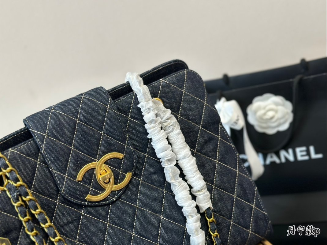 Chanel Quilted Chain Tote Bag Black Gold view