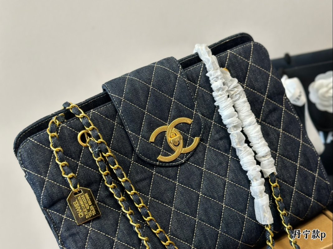 Chanel Quilted Chain Tote Bag Black Gold view