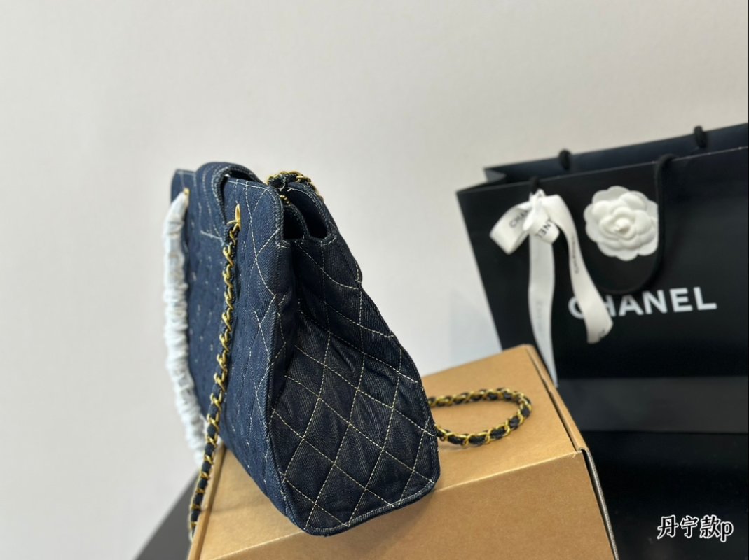 Chanel Quilted Chain Tote Bag Black Gold view
