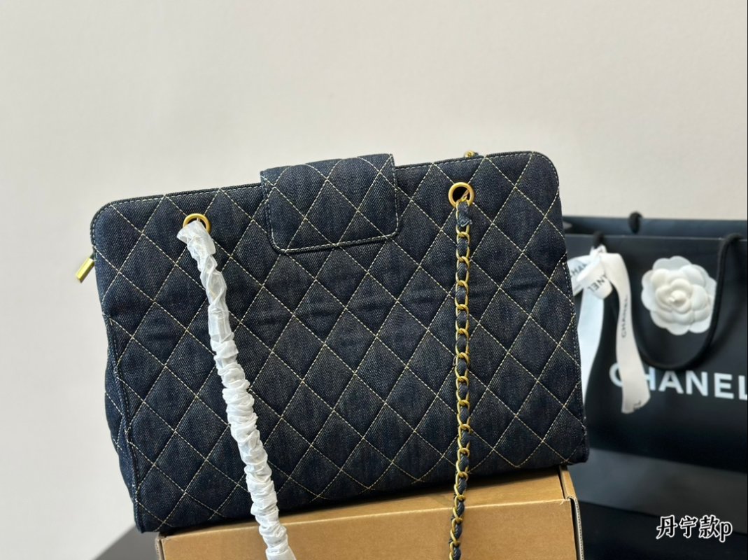 Chanel Quilted Chain Tote Bag Black Gold view