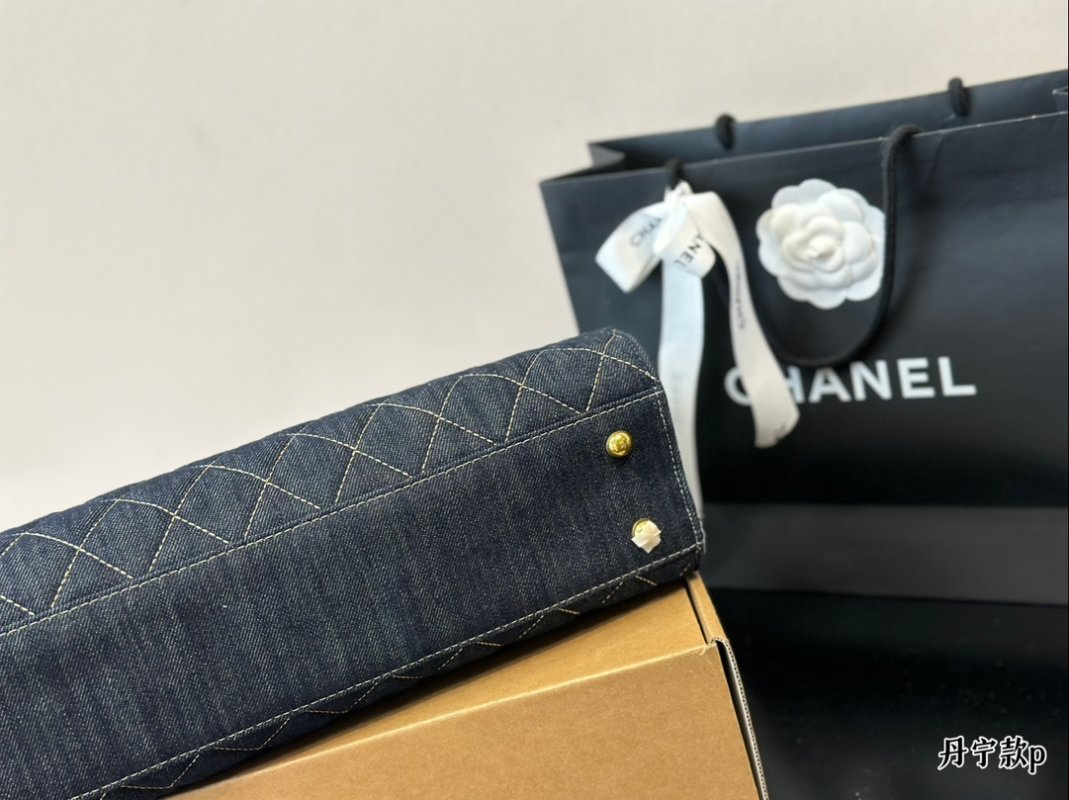 Chanel Quilted Chain Tote Bag Black Gold view