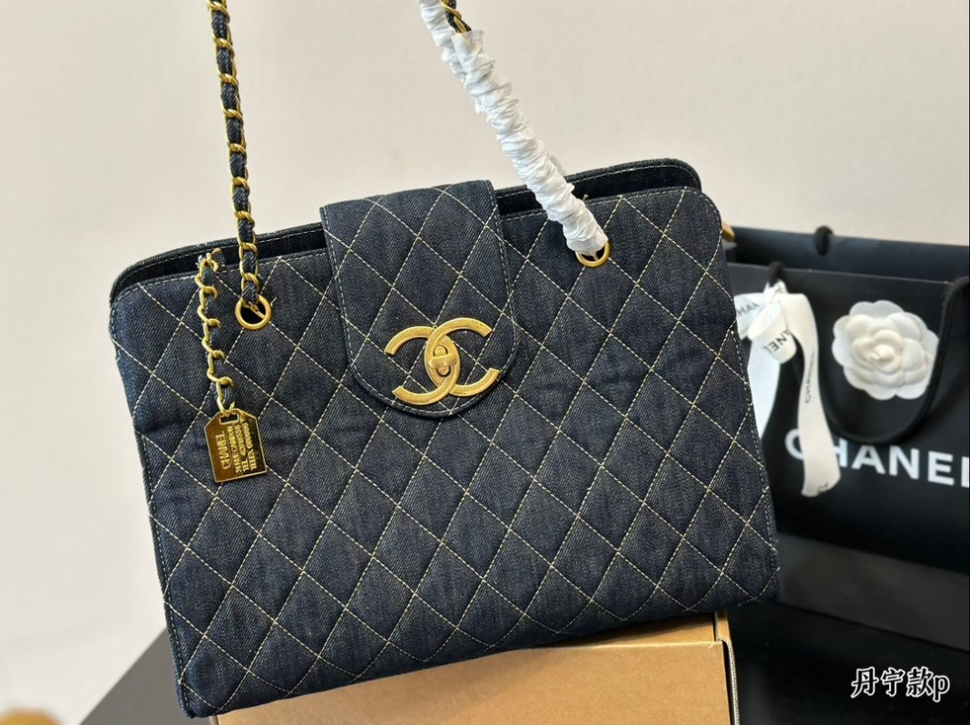 Chanel Quilted Chain Tote Bag Black Gold view