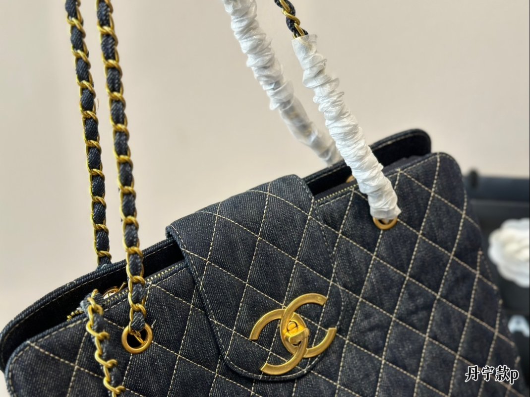 Chanel Quilted Chain Tote Bag Black Gold view