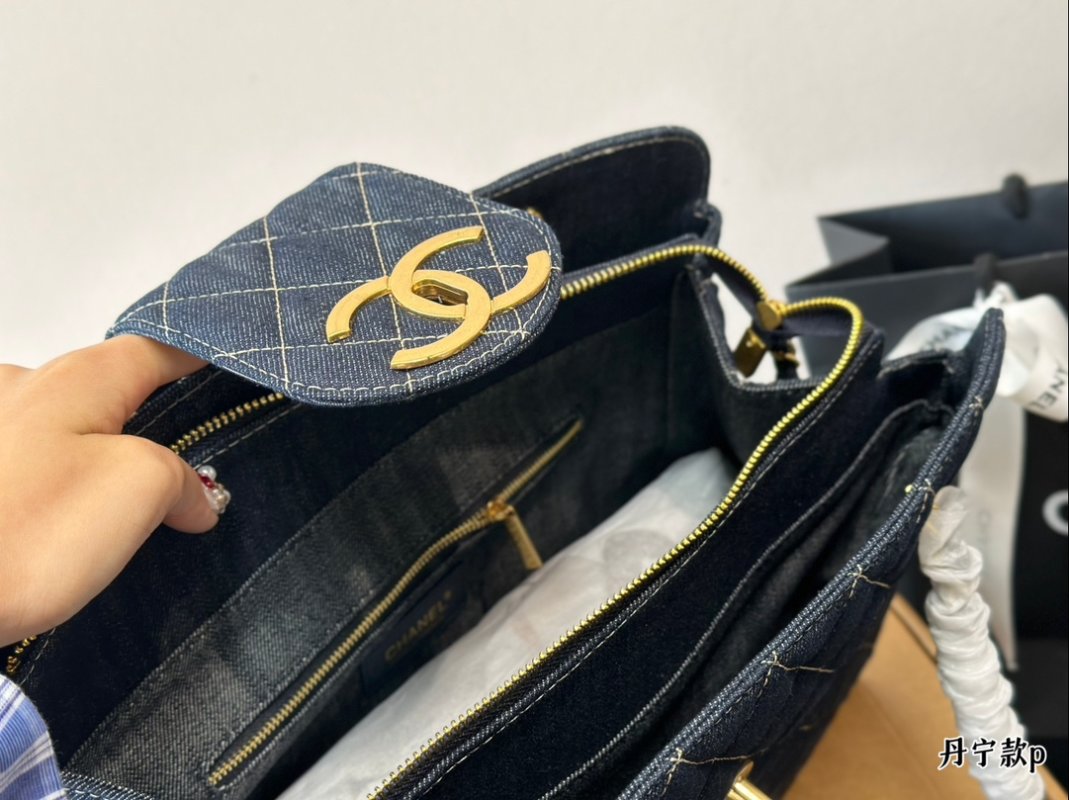 Chanel Quilted Chain Tote Bag Black Gold view
