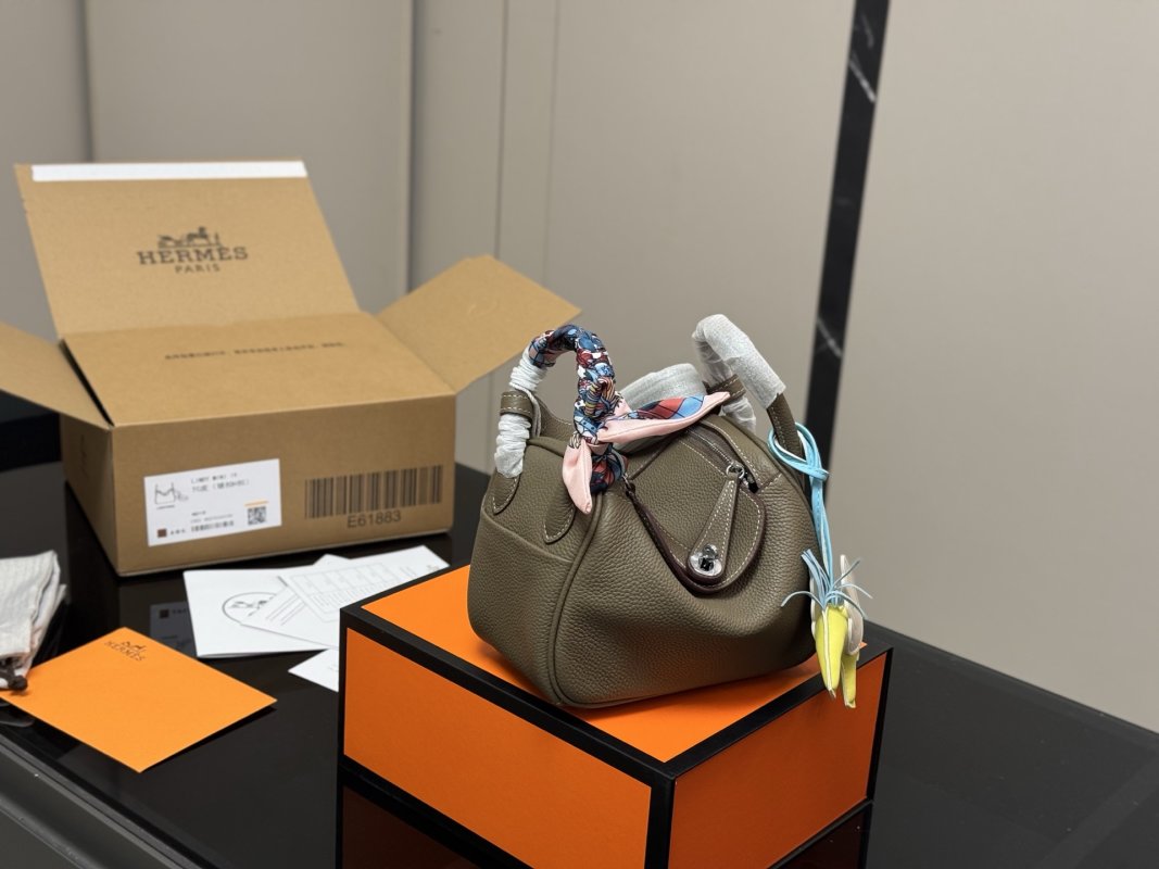 Hermès Lindy 19cm Sage Green Leather Handbag