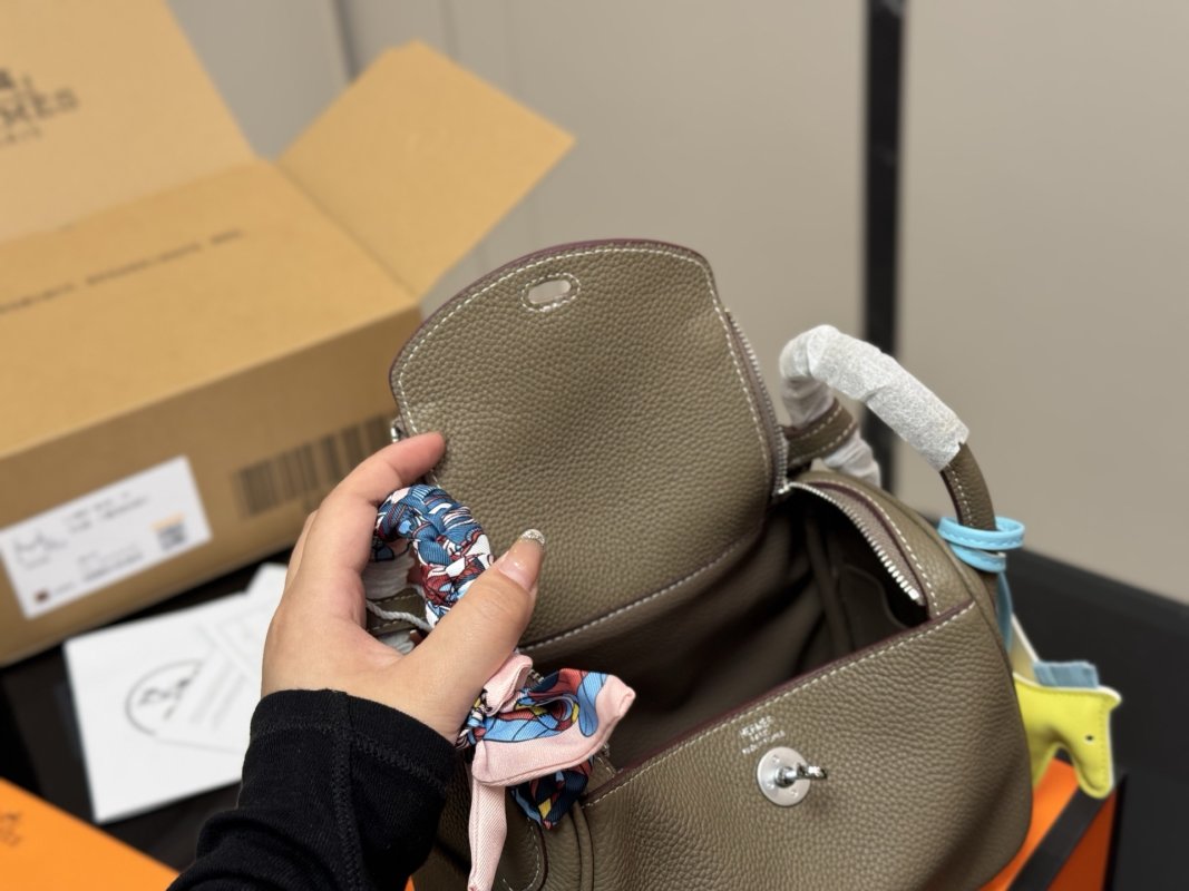 Hermès Lindy 19cm Sage Green Leather Handbag view