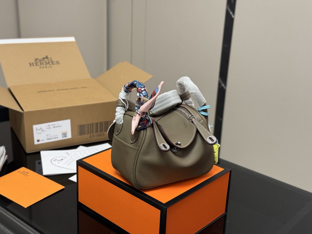 Hermès Lindy 19cm Sage Green Leather Handbag view