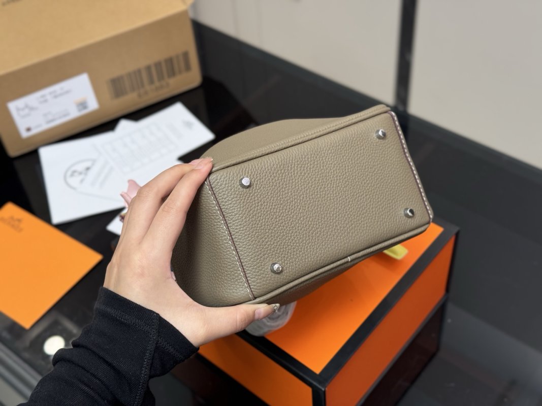 Hermès Lindy 19cm Sage Green Leather Handbag view